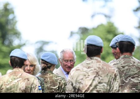 König Karl III. Und Königin Camilla besichtigen die Ehrenwache der Königs Lynn Air Cadets bei einem Besuch der Sandringham Flower Show im Sandringham House in Norfolk. Bilddatum: Mittwoch, 26. Juli 2023. Stockfoto