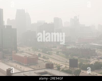 Downtown Detroit unter Luftqualitätswarnungen am 29. Juni 2023, mit Rauch von kanadischen Waldbränden überdeckt Stockfoto