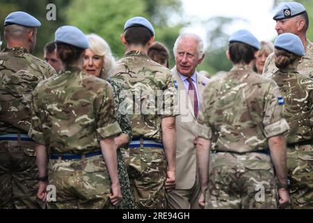 König Karl III. Und Königin Camilla besichtigen die Ehrenwache der Königs Lynn Air Cadets bei einem Besuch der Sandringham Flower Show im Sandringham House in Norfolk. Bilddatum: Mittwoch, 26. Juli 2023. Stockfoto