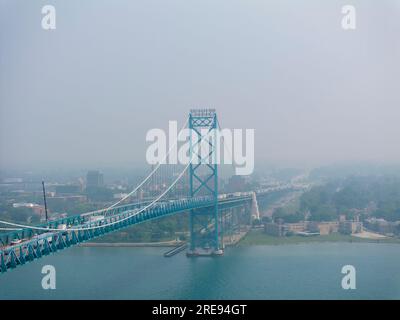 Windsor Ontario Canada mit dem Horizont verdeckt von Wildfeuerrauch an der Ambassador Bridge, die am 29. Juni 2023 in die USA überquert wurde Stockfoto