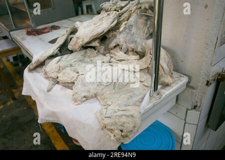 Alpaka-Fleisch auf dem zentralen Markt der Stadt Cusco in Peru. Stockfoto