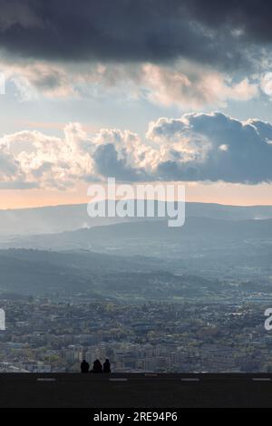 Atemberaubende Aussicht vom erhöhten Santuario de Nossa Senhora do Sameiro (Heiligtum unserer Lieben Frau von Sameiro) in Sameiro, Braga, Portugal Stockfoto