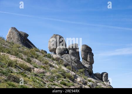 Cabeca do Velho, eine berühmte Felsformation des alten Mannes, die an einem sonnigen Tag in Portugal gefangen wurde Stockfoto