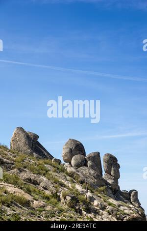 Die berühmte Cabeca do Velho, eine an einem sonnigen Tag festgehaltene Felsformation des Alten Mannes, befindet sich in Portugal Stockfoto