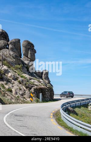 Road Trip zur berühmten Cabeca do Velho, einer alten Mannskopf-Felsformation in Portugal Stockfoto