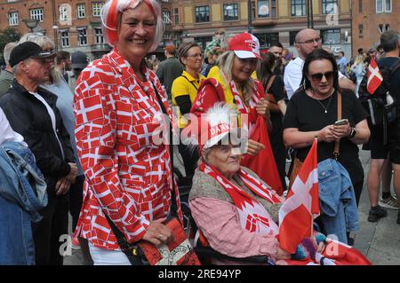 26. Juli 2023/Dänen treffen sich auf dem Rathausplatz von Kopenhagen und feiern Jinas Vingegaards 2. Tour de France Win in Paris und dänen feiern in Kopenhagen Dänemark. (Foto: Francis Joseph Dean/Dean Pictures) Stockfoto