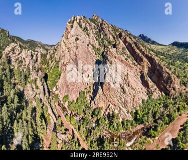 Drohnenaufnahme des Eldorado Canyon, Boulder Colorado, Kletterfelsen im Eldorado Spring State Park. Stockfoto