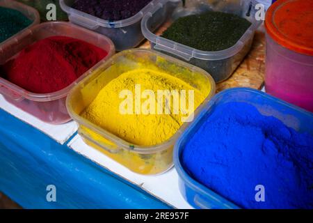 Naturfarbstoffe auf dem zentralen Markt der Stadt Cusco in Peru. Stockfoto