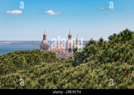 Erhöhte Aussicht auf Igreja de Sao Vicente de Fora vom Castelo de Sao Jorge in Lissabon, Portugal Stockfoto