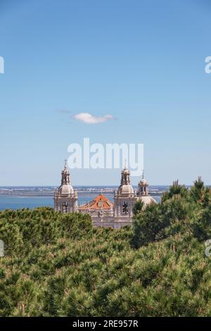 Erhöhte Aussicht auf Igreja de Sao Vicente de Fora von Castelo de Sao Jorge an einem sonnigen Tag in Lisboa, Portugal Stockfoto