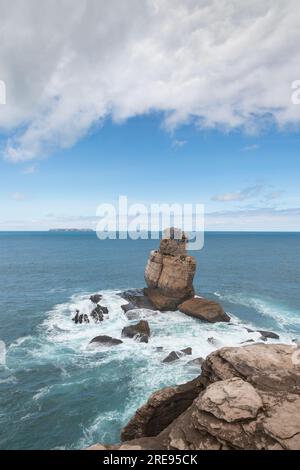 Felsformationen am Aussichtspunkt Cape Carvoeiro (Miradouro Cabo Carvoeiro) an einem bewölkten Tag in Peniche, Portugal Stockfoto