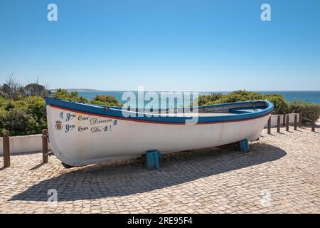Weißes Meeresboot in Praia de Nossa Senhora da Rocha an der Küste der Algarve, südlich von Portugal Stockfoto
