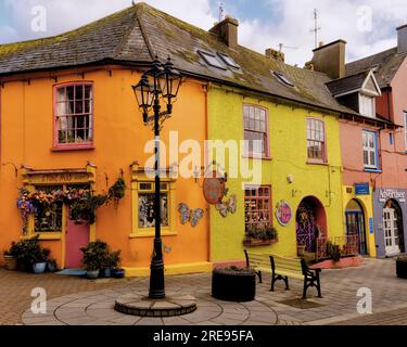 Fußgängerzone neben dem Marktplatz und Blick auf die Dächer, Kinsale, County Cork, Irland Stockfoto