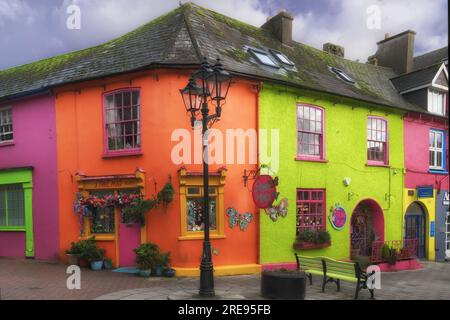 Fußgängerzone neben dem Marktplatz und Blick auf die Dächer, Kinsale, County Cork, Irland Stockfoto