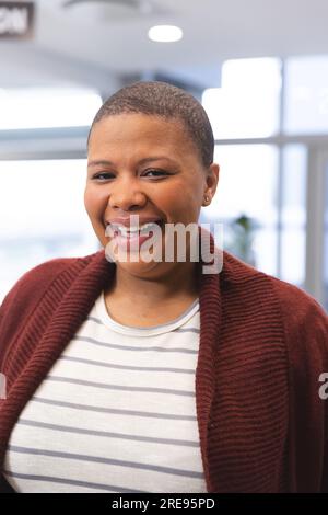 Porträt einer glücklichen afroamerikanischen Patientin im Wartezimmer des Krankenhauses Stockfoto
