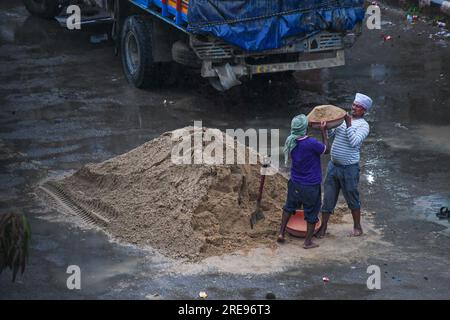 Imphal, Indien. 15. Juli 2023. Arbeiter arbeiten auf einer Baustelle in Imphal. In Indien liegt der Durchschnittslohn der Bauarbeiter zwischen 600 und 1200 indischen Rupien pro Tag, der seit der Zeit vor Covid leicht von 5 % auf 8 % gestiegen ist. (Foto: Biplov Bhuyan/SOPA Images/Sipa USA) Guthaben: SIPA USA/Alamy Live News Stockfoto