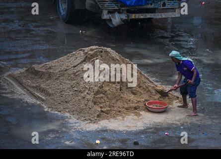 Imphal, Indien. 15. Juli 2023. Ein Arbeiter arbeitet auf einer Baustelle in Imphal. In Indien liegt der Durchschnittslohn der Bauarbeiter zwischen 600 und 1200 indischen Rupien pro Tag, der seit der Zeit vor Covid leicht von 5 % auf 8 % gestiegen ist. (Foto: Biplov Bhuyan/SOPA Images/Sipa USA) Guthaben: SIPA USA/Alamy Live News Stockfoto