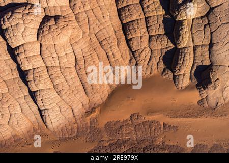 Atemberaubender Blick von der Drohne auf raue Felsformationen und sandigen Boden an sonnigen Tagen im Edmaiers Secret, Paria Canyon-Vermilion Cliffs Wilderness Area, Ari Stockfoto