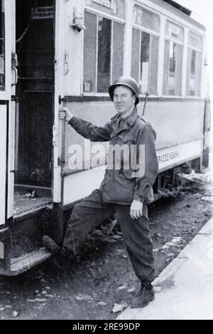 Ein amerikanischer Soldat, der im besetzten Berlin um 1945 in eine Straßenbahn steigt. Stockfoto