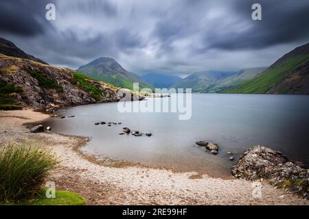 Abwassersee mit Blick auf Wasdale Head und Great Gable mit seinem Kopf in den Wolken, Lake District Stockfoto