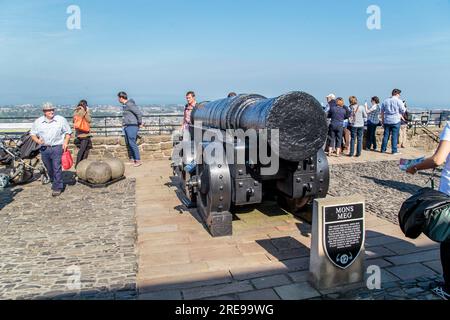 EDINBOURGH, GROSSBRITANNIEN - 10. SEPTEMBER 2014: Es ist ein schwerer Bomber namens Mons Meg, eine geschmiedete Kanone aus dem 15. Jahrhundert, die auf der Batterie von Edinburgh, ca. Stockfoto