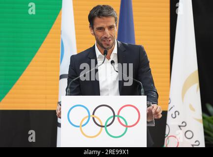 St. Denis. 26. Juli 2023. Tony Estanguet, Vorsitzender des Organisationskomitees Paris 2024, spricht ein Jahr vor der Eröffnungszeremonie der Pariser Olympischen Spiele in Saint-Denis, in der Nähe von Paris, Frankreich, am 26. Juli 2023. Kredit: Gao Jing/Xinhua/Alamy Live News Stockfoto