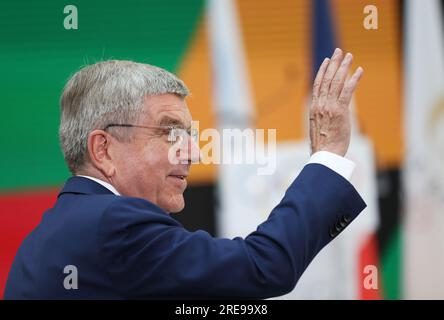 St. Denis. 26. Juli 2023. Thomas Bach, Präsident des Internationalen Olympischen Komitees (IOC), nimmt ein Jahr bis zur Eröffnungszeremonie der Pariser Olympischen Spiele in Saint-Denis, in der Nähe von Paris, Frankreich, am 26. Juli 2023 an einer Feier Teil. Kredit: Gao Jing/Xinhua/Alamy Live News Stockfoto