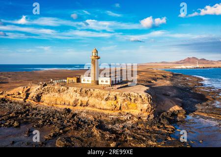 Leuchtturm Punta de Jandia von oben, blaues Meer aus der Luft, Fuerteventura, Kanarische Inseln, Spanien. Leuchtturm von Punta Jandia (Faro de Punta Jandia). Fuerteven Stockfoto