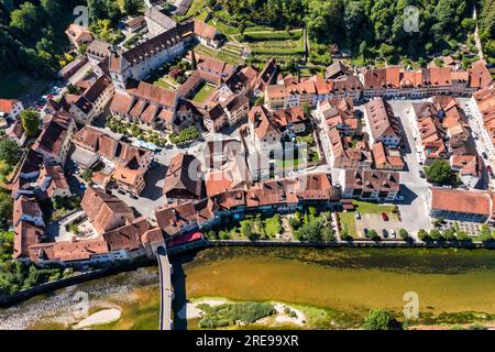 Malerisches Schweizer Dorf Saint-Ursanne am Doubs River, Schweiz. Dorf Saint-Ursanne im Bezirk Porrentruy im Kanton Jura, Stockfoto