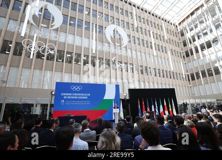 St. Denis. 26. Juli 2023. Thomas Bach, Präsident des Internationalen Olympischen Komitees (IOC), spricht ein Jahr vor der Eröffnungszeremonie der Pariser Olympischen Spiele in Saint-Denis, in der Nähe von Paris, Frankreich, am 26. Juli 2023. Kredit: Gao Jing/Xinhua/Alamy Live News Stockfoto