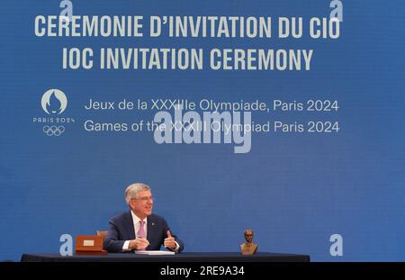 St. Denis. 26. Juli 2023. Der Präsident des Internationalen Olympischen Komitees (IOC) Thomas Bach unterzeichnet die Einladungen während einer Zeremonie, die ein Jahr bis zur Eröffnungszeremonie der Pariser Olympischen Spiele in Saint-Denis, nahe Paris, Frankreich, am 26. Juli 2023 stattfindet. Kredit: Gao Jing/Xinhua/Alamy Live News Stockfoto