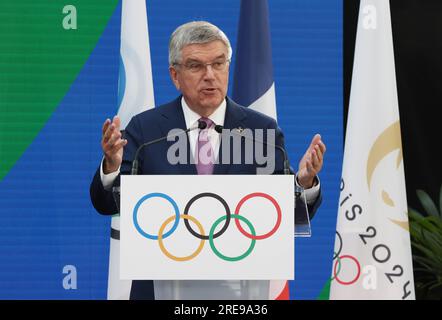 St. Denis. 26. Juli 2023. Thomas Bach, Präsident des Internationalen Olympischen Komitees (IOC), spricht ein Jahr vor der Eröffnungszeremonie der Pariser Olympischen Spiele in Saint-Denis, in der Nähe von Paris, Frankreich, am 26. Juli 2023. Kredit: Gao Jing/Xinhua/Alamy Live News Stockfoto