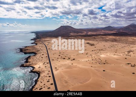 Fuerteventura, Naturpark Corralejo Sanddünen. Wunderschöne Luftaufnahme. Kanarische Inseln, Spanien. Luftaufnahme einer leeren Straße durch die Dünen am s Stockfoto