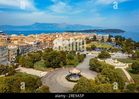 Panoramablick auf Kerkyra, Hauptstadt der Insel Korfu, Griechenland. Luftdrohnenansicht von Kerkyra mit schönen Gebäuden während des sonnigen Sommertages. Korfu-Insel Stockfoto