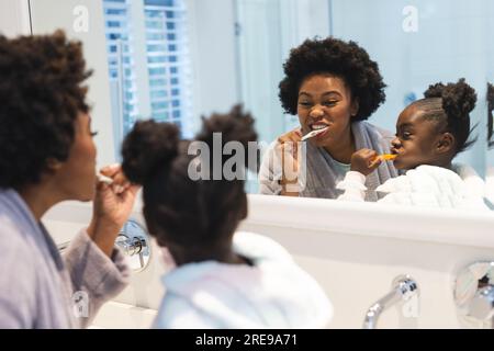 afroamerikanische Mutter und Tochter waschen zu Hause im Badezimmer Zähne Stockfoto