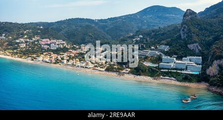 Exotischer Strand von Agios Gordios auf der Insel Korfu, Griechenland. Strand von Agios Gordios, Insel Korfu, Griechenland. Panoramablick auf den Strand von Agios Gordios, sandige Küste Stockfoto