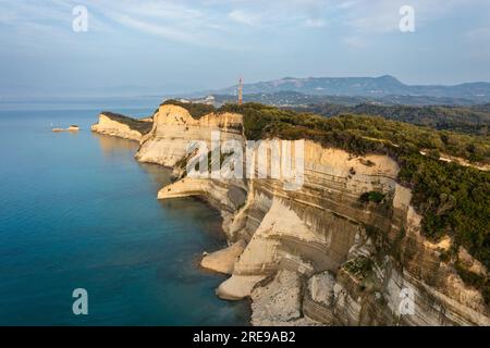 Schöne Sicht auf Kap Drastis auf der Insel Korfu in Griechenland. Kap Drastis, die beeindruckenden Formationen des Bodens, Felsen und das blaue Wasser pano Stockfoto