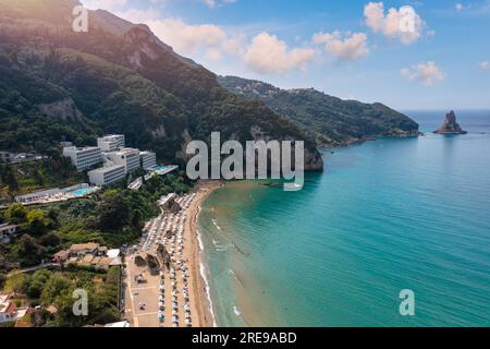 Exotischer Strand von Agios Gordios auf der Insel Korfu, Griechenland. Strand von Agios Gordios, Insel Korfu, Griechenland. Panoramablick auf den Strand von Agios Gordios, sandige Küste Stockfoto