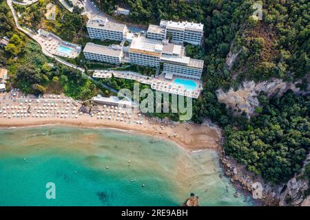 Exotischer Strand von Agios Gordios auf der Insel Korfu, Griechenland. Strand von Agios Gordios, Insel Korfu, Griechenland. Panoramablick auf den Strand von Agios Gordios, sandige Küste Stockfoto