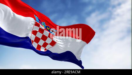 Die Nationalflagge Kroatiens winkt an klaren Tagen im Wind. Rote, weiße und blaue horizontale Streifen mit Wappen in der Mitte. 3D Abbildung RE Stockfoto