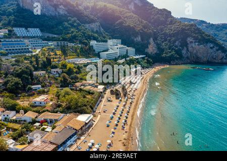 Exotischer Strand von Agios Gordios auf der Insel Korfu, Griechenland. Strand von Agios Gordios, Insel Korfu, Griechenland. Panoramablick auf den Strand von Agios Gordios, sandige Küste Stockfoto