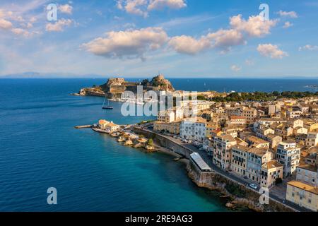 Panoramablick auf Kerkyra, Hauptstadt der Insel Korfu, Griechenland. Luftdrohnenansicht von Kerkyra mit schönen Gebäuden während des sonnigen Sommertages. Korfu-Insel Stockfoto