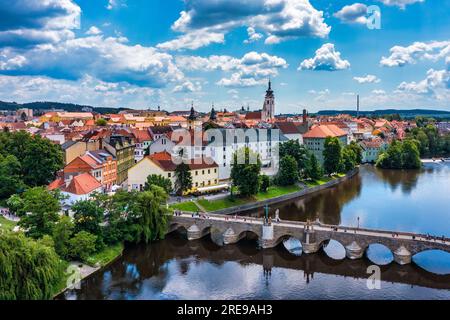 Mittelalterliche Stadt Pisek und historische Steinbrücke über den Fluss Otava in Südböhmen, Tschechische Republik. Pisek Stone Bridge, die älteste, früh erhaltene Brücke Stockfoto