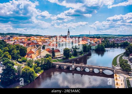 Mittelalterliche Stadt Pisek und historische Steinbrücke über den Fluss Otava in Südböhmen, Tschechische Republik. Pisek Stone Bridge, die älteste, früh erhaltene Brücke Stockfoto