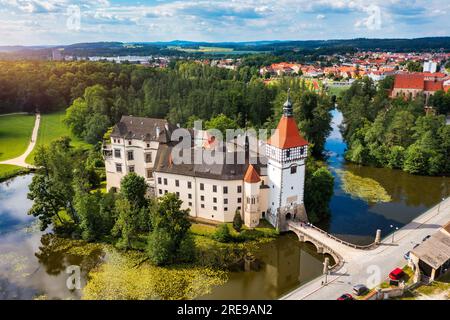 Schloss Blatna bei Strakonice, Südböhmen, Tschechische Republik. Luftaufnahme des mittelalterlichen Wasserschlosses Blatna, umgeben von Parks und Seen, Blatna, Süden Stockfoto