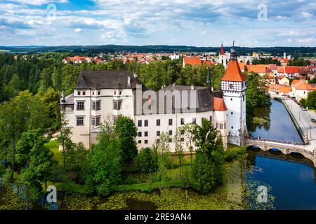 Schloss Blatna bei Strakonice, Südböhmen, Tschechische Republik. Luftaufnahme des mittelalterlichen Wasserschlosses Blatna, umgeben von Parks und Seen, Blatna, Süden Stockfoto