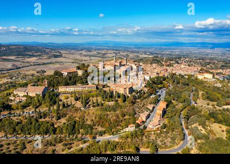 Dorf Montepulciano mit wunderbarer Architektur und Häusern. Eine wunderschöne Altstadt in der Toskana, Italien. Luftaufnahme der mittelalterlichen Stadt Montepulc Stockfoto