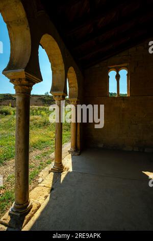 Innenansicht der Veranda. Mozarabische Kirche San Miguel de Escalada, geweiht 951 von Bischof Genadio von Astorga. Es ist ein ehemaliges Kloster in der Stockfoto