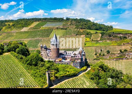 Panoramablick auf Bacharach. Bacharach ist eine kleine Stadt im Rheintal in Rheinland-Pfalz. Bacharach auf Rheinstadt, Rhein, Deutschland. Stockfoto