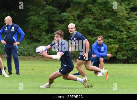 Oriam Sports Centre Edinburgh.Schottland, Großbritannien. 26. Juli 2023. Schottland-Rugby-Team-Training für das berühmte Spiel der Grouse Nations Series gegen Italien am Samstag, den 29. Juli 23. Ollie Smith (Glasgow Warriors) auf dem Ball Kredit: eric mccowat/Alamy Live News Stockfoto